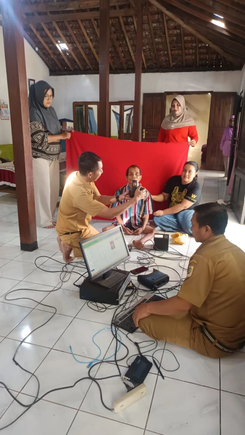 Hadirkan Hak Identitas Inklusif: Pendampingan dan Jemput Bola Rekam e-KTP bagi Warga Difabel di Desa Watusomo - Sinergi Pemdes Watusomo dan Genduk PKK dalam Jemput Bola e-KTP